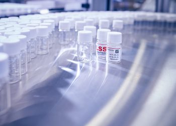 Der Etikettierer des dänischen Unternehmens LSS ist für pharmazeutische Fläschchen und Flaschen geeignet.