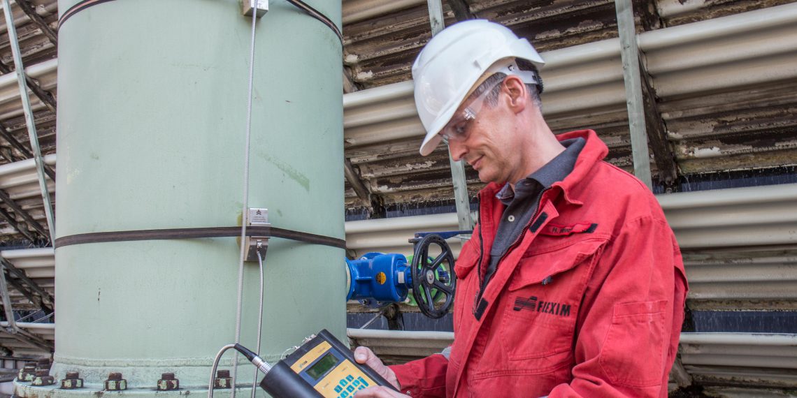 Mit dem portablen Fluxus F601 lässt sich im Handumdrehen eine temporäre Durchflussmessstelle einrichten. Bild: Flexim