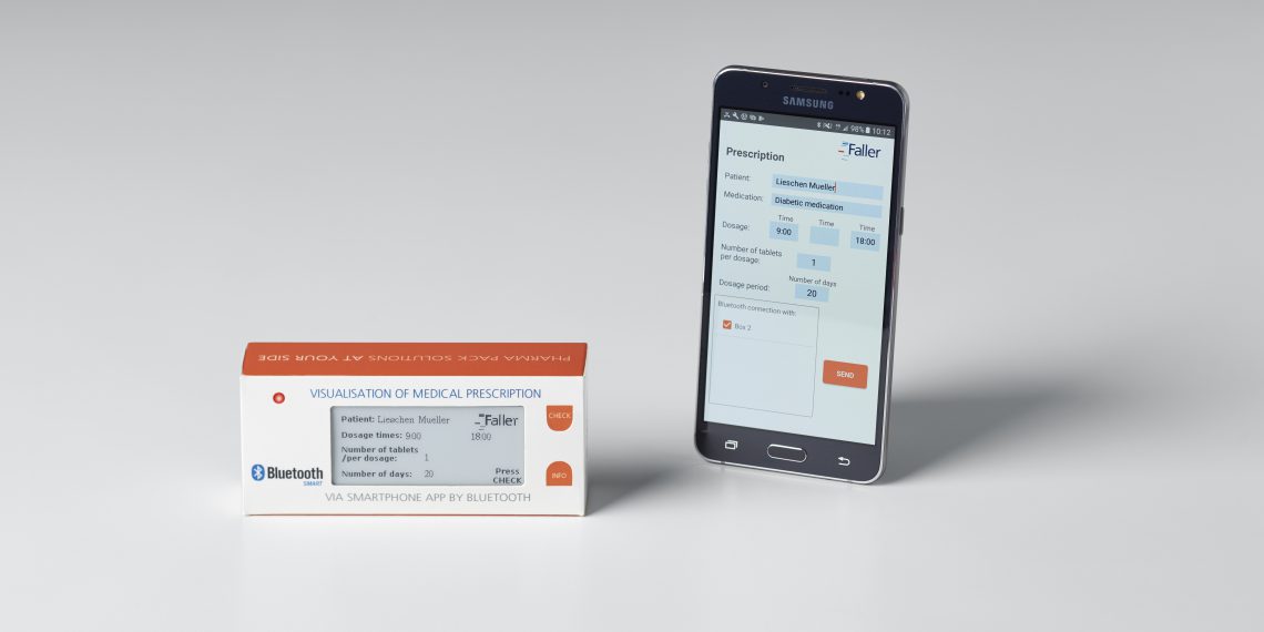 Die innovative Medikamentenverpackung „Medical Prescription“ mit E-Paper-Display und Bedientasten zählt Tabletten und erinnert an die pünktliche Medikamenteneinnahme. Eine eigens entwickelte App überträgt via Bluetooth die Einnahmeverordnung an die digitalisierte Faltschachtel. Bild: August Faller