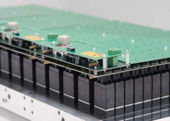 Vollständig geprüfte, kompakte Ventilplatte mit bis zu 240 Einzelventilen übernimmt das Fluidmanagement bei der Chromatographie. Bild: Bürkert