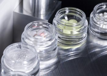 Um eine hohe Qualität von Pharmaprodukten sicherzustellen, müssen Hersteller nicht nur die Reinheit und Konzentration ihrer Inhaltsstoffe überwachen, sondern auch die der Zulieferer. Bild: Fraunhofer IAF