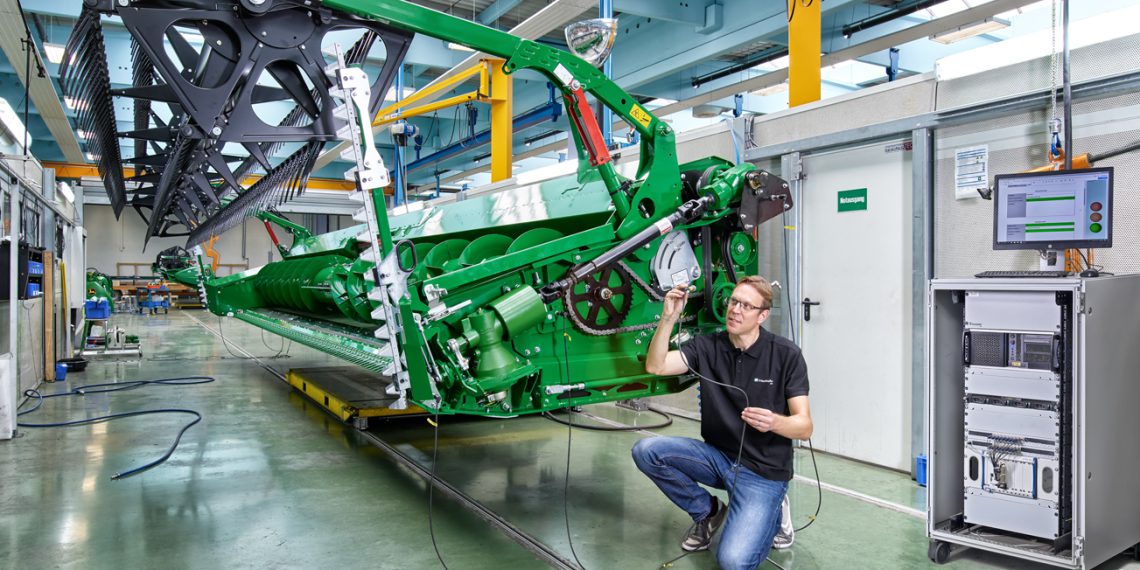 Das Sensorsystem prüft das rotierende Schneidwerk eines Mähdreschers auf fehlerhafte Schwingungen bzw. Geräusche. Bild: Fraunhofer IZFP / Uwe Bellhäuser