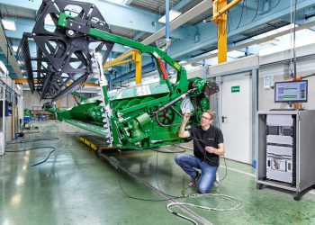 Das Sensorsystem prüft das rotierende Schneidwerk eines Mähdreschers auf fehlerhafte Schwingungen bzw. Geräusche. Bild: Fraunhofer IZFP / Uwe Bellhäuser