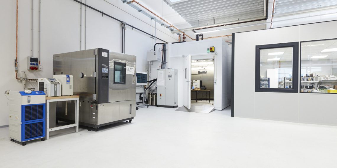 Cool bleiben: Im speziell ausgestatteten und klimakontrollierten Arbeitsbereich für Kühl- und Temperiergeräte wartet SMC Leihgeräte, realisiert Kundentests und begleitet Neu- und Weiterentwicklungen.