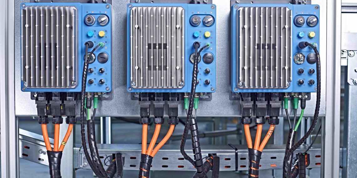 Nord- Frequenzumrichter verfügen standardmäßig über eine integrierte, leistungsfähige PLC. Diese kann alle zur Verfügung stehenden Zustandsdaten sammeln und auswerten. Bild: Nord