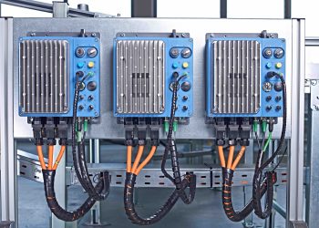 Nord- Frequenzumrichter verfügen standardmäßig über eine integrierte, leistungsfähige PLC. Diese kann alle zur Verfügung stehenden Zustandsdaten sammeln und auswerten. Bild: Nord