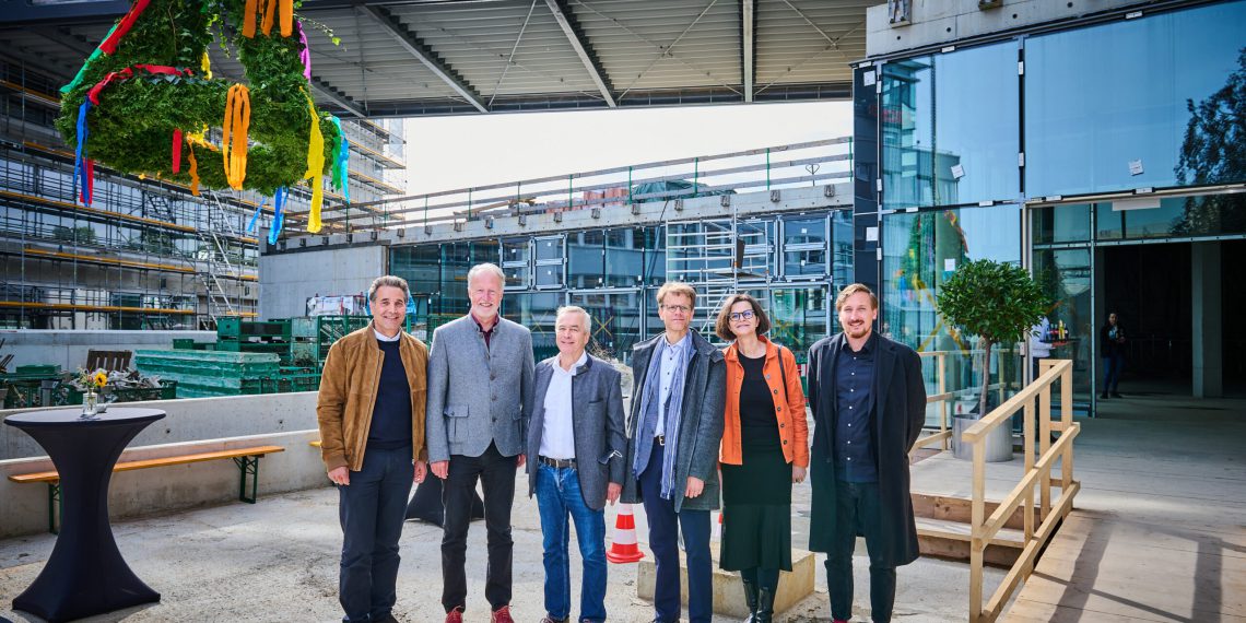 Richtfest für Zentrale