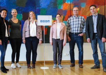 (vlnr) Dr. Ina Wüstefeld (Aesculap), Dr. Kirsten Labbus (Charité), Dr. Verena Grimm (Bio-Regio Stern), Anja Reutter (Bio-Regio Stern), Prof. Michael Putzier (Charité) und Frank Trautwein (Raylytic). (Bild: Raylytic)