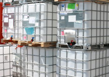 IBC so wie diese werden bei Herma u.a. für den Transport von Silikonen und Klebstoffen verwendet. Nach dem Einsatz werden sie sicher und ressourcenschonend rekonditioniert.