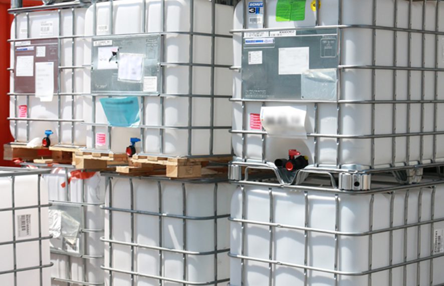 IBC so wie diese werden bei Herma u.a. für den Transport von Silikonen und Klebstoffen verwendet. Nach dem Einsatz werden sie sicher und ressourcenschonend rekonditioniert.