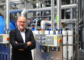 „Wenn man in der Lage ist, Energie sehr effizient zu nutzen, wird das über kurz oder lang ein bedeutender Wettbewerbsvorteil für einen Hersteller von Etiketten-Haftmaterial sein“ – Herma Geschäftsführer Dr. Thomas Baumgärtner vor der neuen dezentralen Dampferzeugungsanlage. (Bild: Herma)