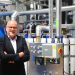 „Wenn man in der Lage ist, Energie sehr effizient zu nutzen, wird das über kurz oder lang ein bedeutender Wettbewerbsvorteil für einen Hersteller von Etiketten-Haftmaterial sein“ – Herma Geschäftsführer Dr. Thomas Baumgärtner vor der neuen dezentralen Dampferzeugungsanlage. (Bild: Herma)