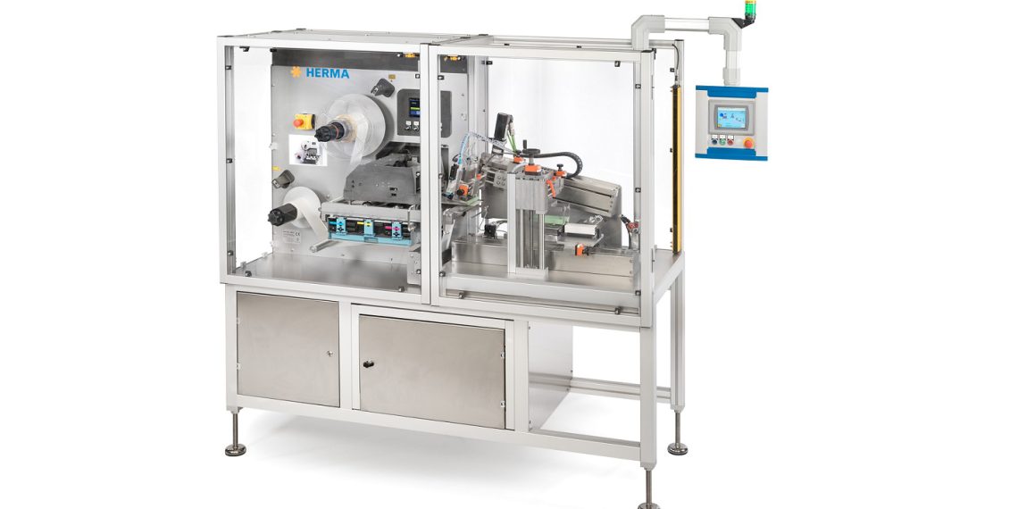 Das System ermöglicht den vollflächigen digitalen Vollfarbdruck auf weißen Etiketten und die optimale Zuordnung zu derjenigen Verpackung, für die das komplett individualisierte Etikett bestimmt ist. (Bild: Herma)