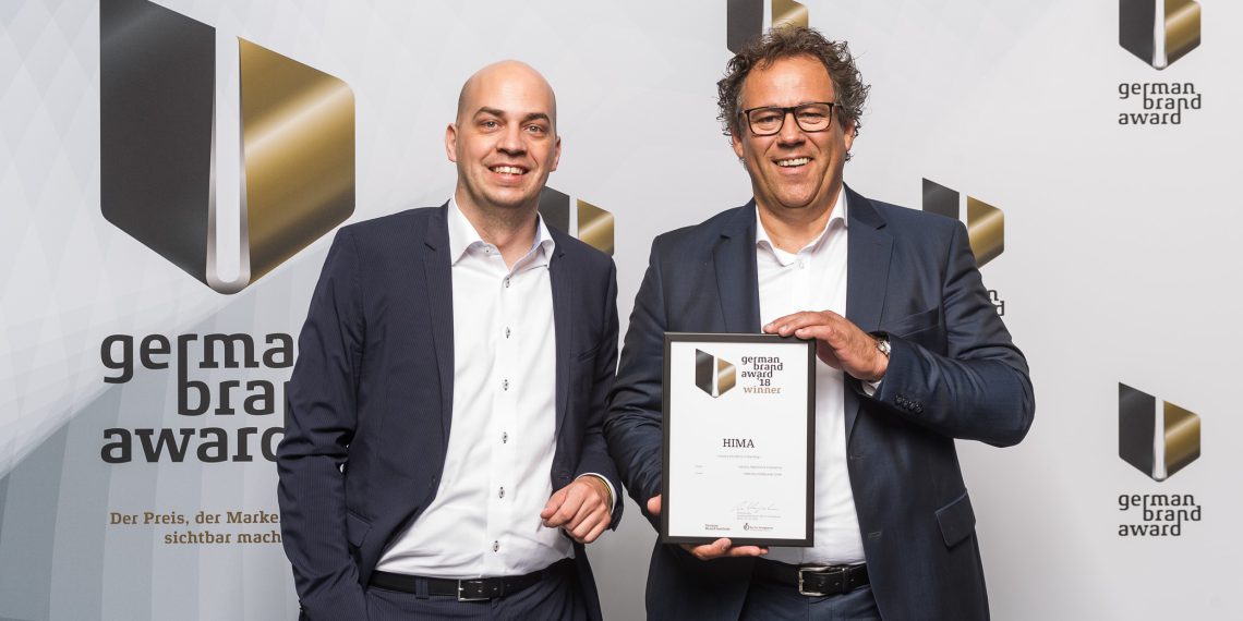 Dirk Bolz, Director Global Marketing bei Hima (rechts), und Sebastian Callies, Geschäftsführer Callies & Schewe Kommunikation, freuen sich über den German Brand Award 2018. Bild: Hima