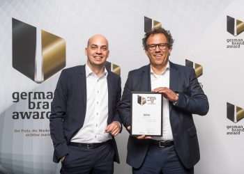 Dirk Bolz, Director Global Marketing bei Hima (rechts), und Sebastian Callies, Geschäftsführer Callies & Schewe Kommunikation, freuen sich über den German Brand Award 2018. Bild: Hima