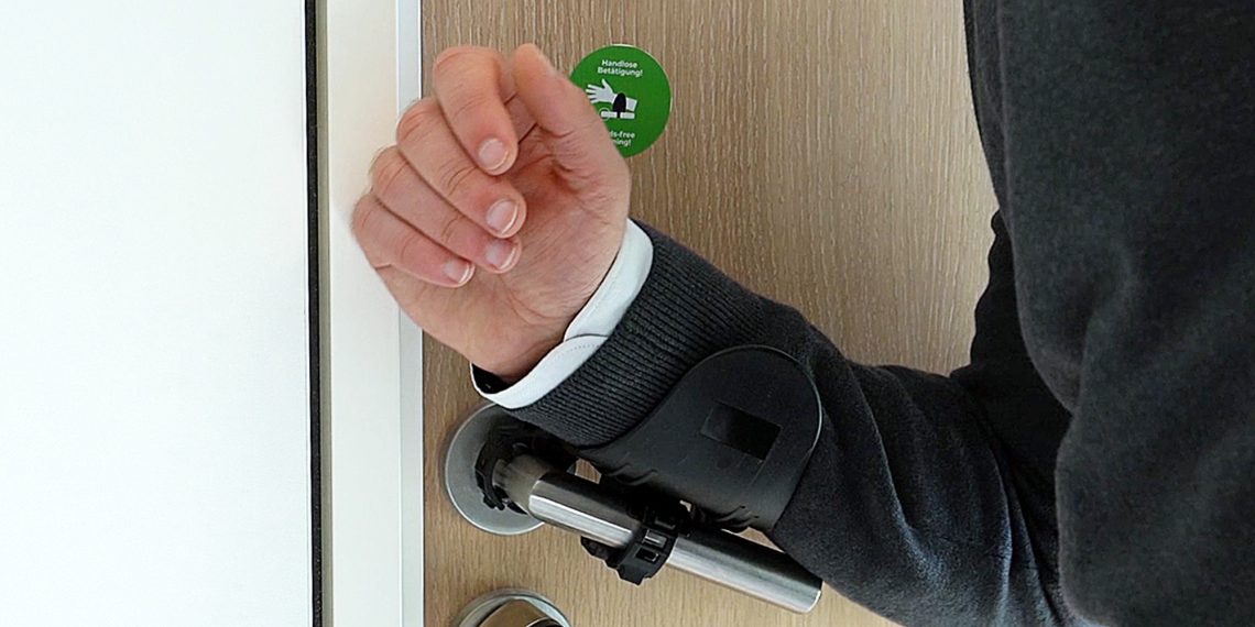 Der hygienische Freihand-Türöffner HYDH von CONTA-CLIP