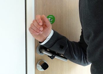 Der hygienische Freihand-Türöffner HYDH von CONTA-CLIP