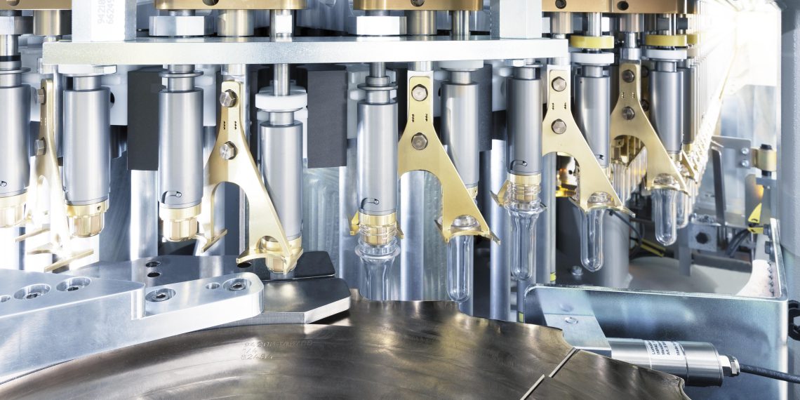 Im Ofen werden die Preforms links und rechts an den mittig angeordneten Heizstrahlern vorbeigeführt. Bild: KHS-Gruppe