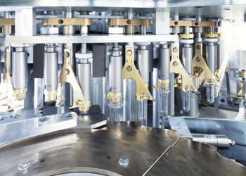 Im Ofen werden die Preforms links und rechts an den mittig angeordneten Heizstrahlern vorbeigeführt. Bild: KHS-Gruppe