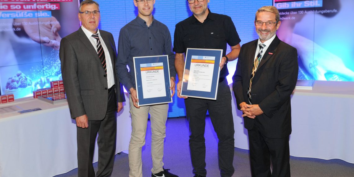 Janosch Fischer erhält die Kammersieger‐Urkunde der HWK Freiburg von Kammerpräsident Johannes Ullrich. Bild: HWK FR / Fotostudio Seehstern