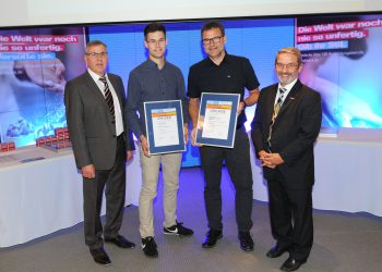 Janosch Fischer erhält die Kammersieger‐Urkunde der HWK Freiburg von Kammerpräsident Johannes Ullrich. Bild: HWK FR / Fotostudio Seehstern
