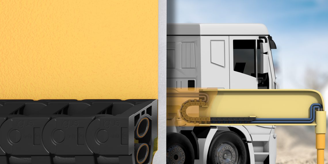 Mit der E2 Bügelkette können Leitungen sowie zwei Hydraulikschläuche sicher geführt werden. Das erhöht die Lebensdauer und senkt Wartungsintervalle. Bild: igus GmbH