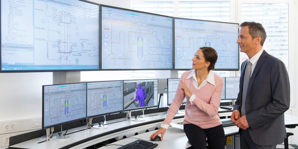 Siemens hat seine Simit Simulationsplattform für virtuelle Inbetriebnahme und Operator-Training erweitert. Mit Simit in der Version 9.1 ist nun auch die virtuelle Inbetriebnahme und das Operator-Training modularer Anlagen möglich. Anwender können so die Inbetriebnahme in der Praxis um bis zu 60 Prozent beschleunigen und insbesondere bei Anlagenumbauten und Migrationen ungewollte Stillstandzeiten auf ein Minimum reduzieren. Bild: Siemens
