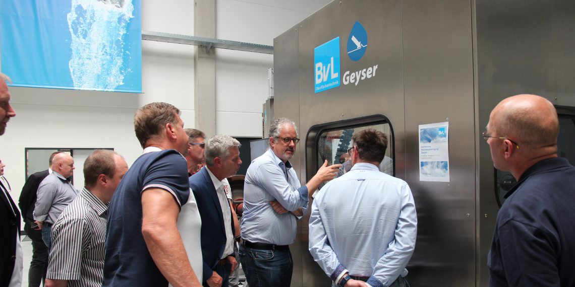 Anlagenvorführungen wie an der Geyser-Hochdruckanlage finden bei den Teilnehmern großes Interesse. Bild: BvL Oberflächentechnik