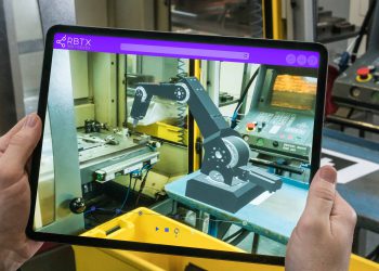 Gemeinsam mit den Besuchern wagt igus einen Blick in die Zukunft: Via Augmented Reality lässt sich der Einsatz eines Digital Twins direkt an der Maschine simulieren.