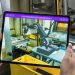 Gemeinsam mit den Besuchern wagt igus einen Blick in die Zukunft: Via Augmented Reality lässt sich der Einsatz eines Digital Twins direkt an der Maschine simulieren.