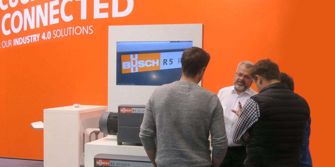 Interessiert waren die Fachbesucher sowohl an den verschiedenen Vakuumlösungen als auch am Thema Industrie 4.0. Bild: Busch Dienste