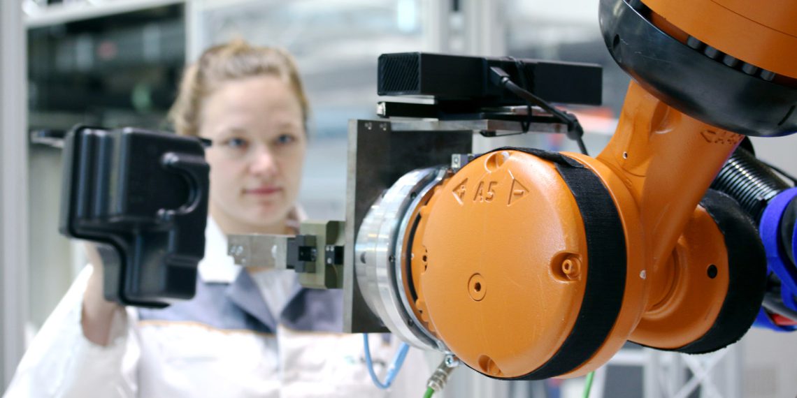 Der Roboter erkennt das Bauteil, das die Mitarbeiterin hält. Bild: Fraunhofer IWU