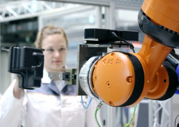 Der Roboter erkennt das Bauteil, das die Mitarbeiterin hält. Bild: Fraunhofer IWU