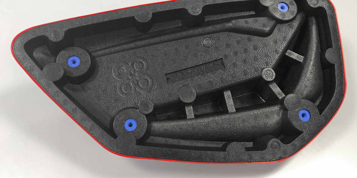 Die standardisierten Befestigungselemente ermöglichen auch bei Materialwechsel einen nahtlosen Übergang, wodurch sich beispielsweise geschäumte Innenverkleidungen an jeder Rohbautür befestigen lassen. (Bild: Krallmann)