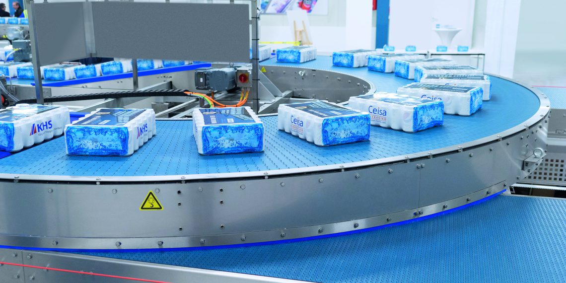 Der InnoDry Block von KHS besitzt ein intelligentes Puffersystem mit einfachem und produktschonendem Gebindetransport auf kurzen Strecken. Bild: KHS-Gruppe