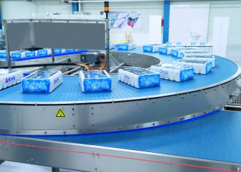 Der InnoDry Block von KHS besitzt ein intelligentes Puffersystem mit einfachem und produktschonendem Gebindetransport auf kurzen Strecken. Bild: KHS-Gruppe