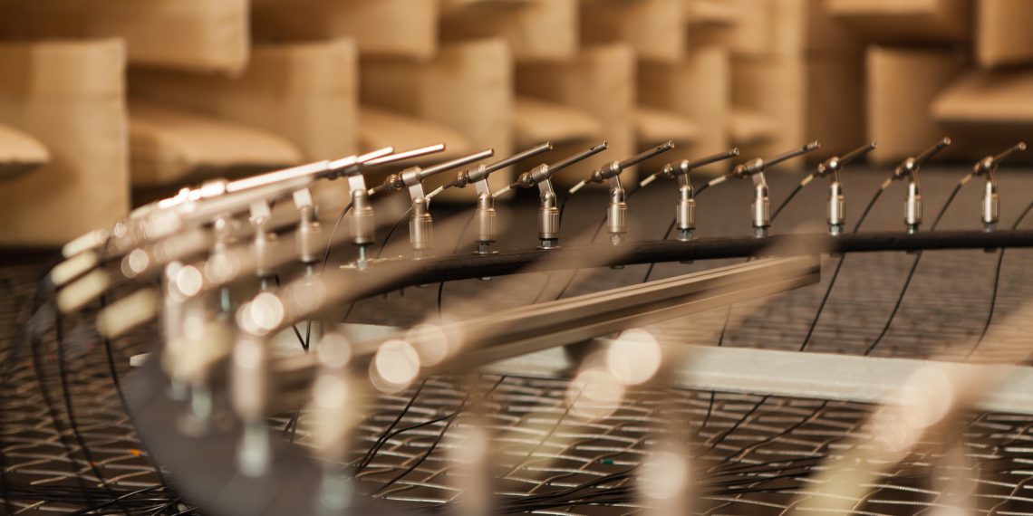 Mikrofon-Ring-Array – Dank intelligenter akustischer Messtechnik ist die gezielte Schallaufnahme auch in lauten Umgebungen möglich.