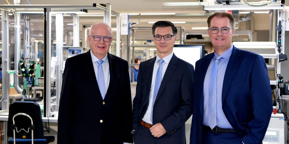 Bernhard (links) und Michael (rechts) Juchheim führen ab Januar 2020 die Jumo-Unternehmensgruppe gemeinsam mit Dimitrios Charisiadis (Mitte). (Bild: Jumo)