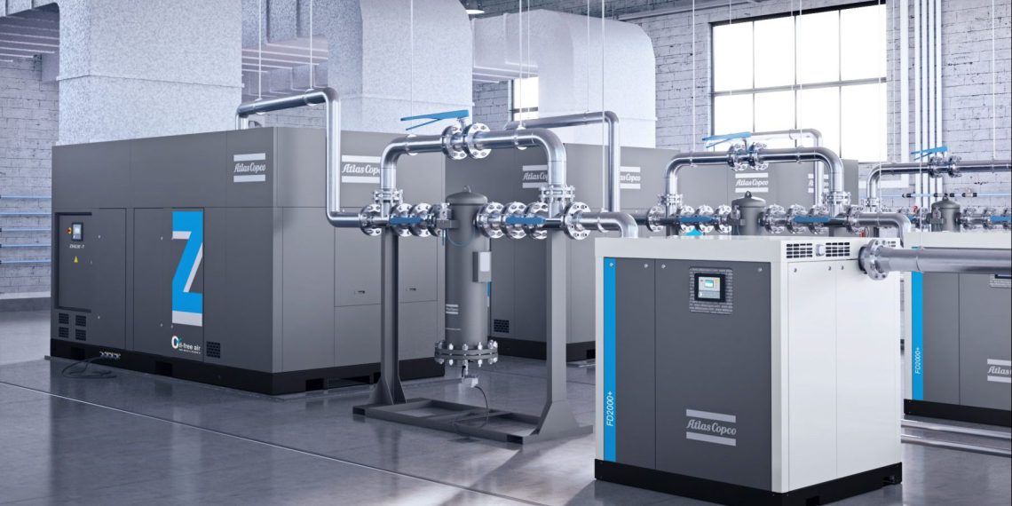 Alle Kompressoren der Z-Baureihen (links) von Atlas Copco verdichten absolut ölfrei - und sie werden gemäß der ISO 22000 für Lebensmittelsicherheit produziert. Das gilt auch für die Trockner (rechts) und Filter (Bildmitte) von Atlas Copco. (Bild: Atlas Copco)