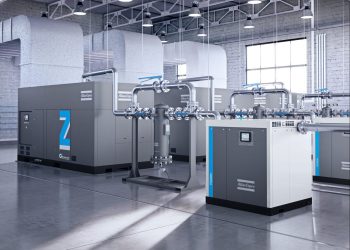 Alle Kompressoren der Z-Baureihen (links) von Atlas Copco verdichten absolut ölfrei - und sie werden gemäß der ISO 22000 für Lebensmittelsicherheit produziert. Das gilt auch für die Trockner (rechts) und Filter (Bildmitte) von Atlas Copco. (Bild: Atlas Copco)