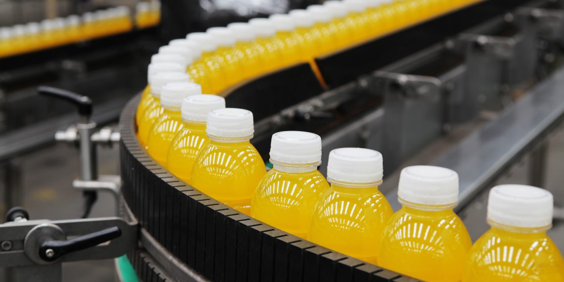 Aktuell sind PET-Saftflaschen mit Scavenger-Barriere schwer recycelbar und sollten daher nicht in den Recyclingkreislauf mit anderen PET-Einwegflaschen gelangen. Die Lösung für eine sortenreine Wiederverwertung liefert die Glasbeschichtung von KHS.