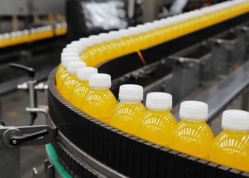 Aktuell sind PET-Saftflaschen mit Scavenger-Barriere schwer recycelbar und sollten daher nicht in den Recyclingkreislauf mit anderen PET-Einwegflaschen gelangen. Die Lösung für eine sortenreine Wiederverwertung liefert die Glasbeschichtung von KHS.