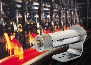 Berührungslose Infrarotthermometer überwachen die Temperatur des Förderers und die Abkühlkurve der Glasbehälter. Bild: Fluke Process Instruments