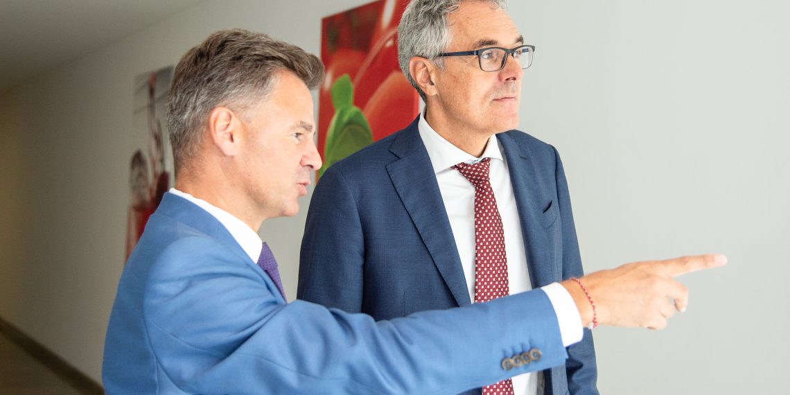 Gebündelte Kräfte: Willi Stadler (rechts), Geschäftsführer der Stadler Anlagenbau GmbH, und Christian Fisch (links), Head of Plants bei der Krones AG, möchten im Zuge der Kooperation die Kreislaufwirtschaft stärken und die technologischen Möglichkeiten des Recyclings ausloten. (Bild: Krones)