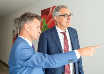 Gebündelte Kräfte: Willi Stadler (rechts), Geschäftsführer der Stadler Anlagenbau GmbH, und Christian Fisch (links), Head of Plants bei der Krones AG, möchten im Zuge der Kooperation die Kreislaufwirtschaft stärken und die technologischen Möglichkeiten des Recyclings ausloten. (Bild: Krones)