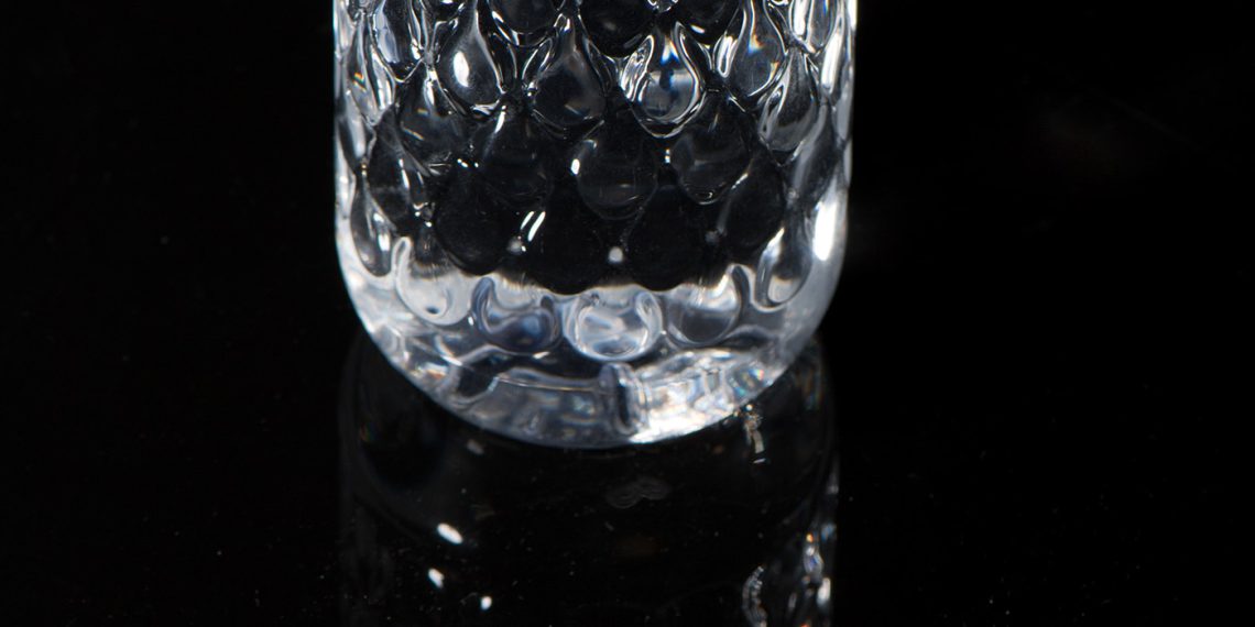 Die neue, tropfenförmige PET-Flasche von Krones fasst 200 Milliliter und ist mit einem Gewicht von nur 4,4 Gramm extrem leicht. So stellt sie eine attraktive, wiederverschließbare Alternative zu den gängigen Wasserbechern dar.
