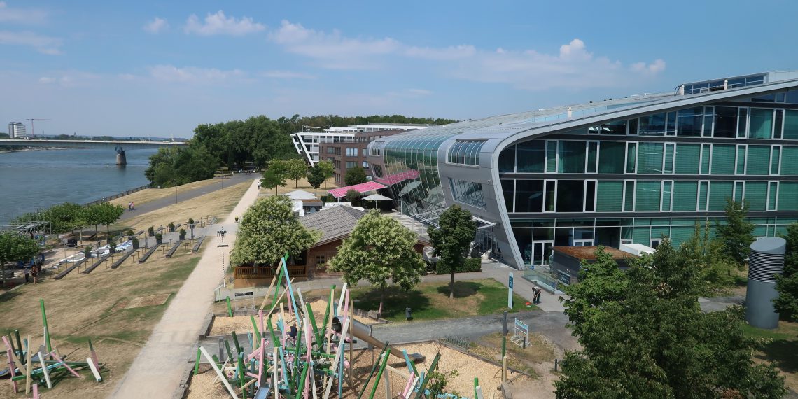 Umweltschonend Kälte im Sommer und Wärme im Winter: Dafür sorgt bei einem Hotel und zwei Bürogebäuden am „Bonner Bogen“ ein unterirdischer Aquiferspeicher. Bild: Paul Fleuchhaus, KIT