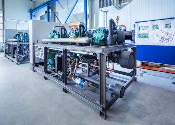 Im Sinne des „Phase down“ gemäß F-Gase-Verordnung müssen Kälteanlagen für den Betrieb mit alternativen HFO-Kältemitteln wie R1234yf, R1234ze und R513 A entwickelt werden. Bild: L&R Kältetechnik