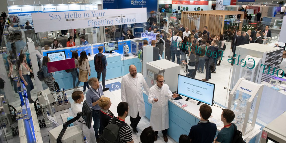 Auf der Labvolution drehte sich alles um das vernetzte Labor. Auch unter den Besuchern stand Networking ganz oben auf der Agenda. Bild: Deutsche Messe