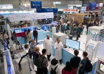 Auf der Labvolution drehte sich alles um das vernetzte Labor. Auch unter den Besuchern stand Networking ganz oben auf der Agenda. Bild: Deutsche Messe